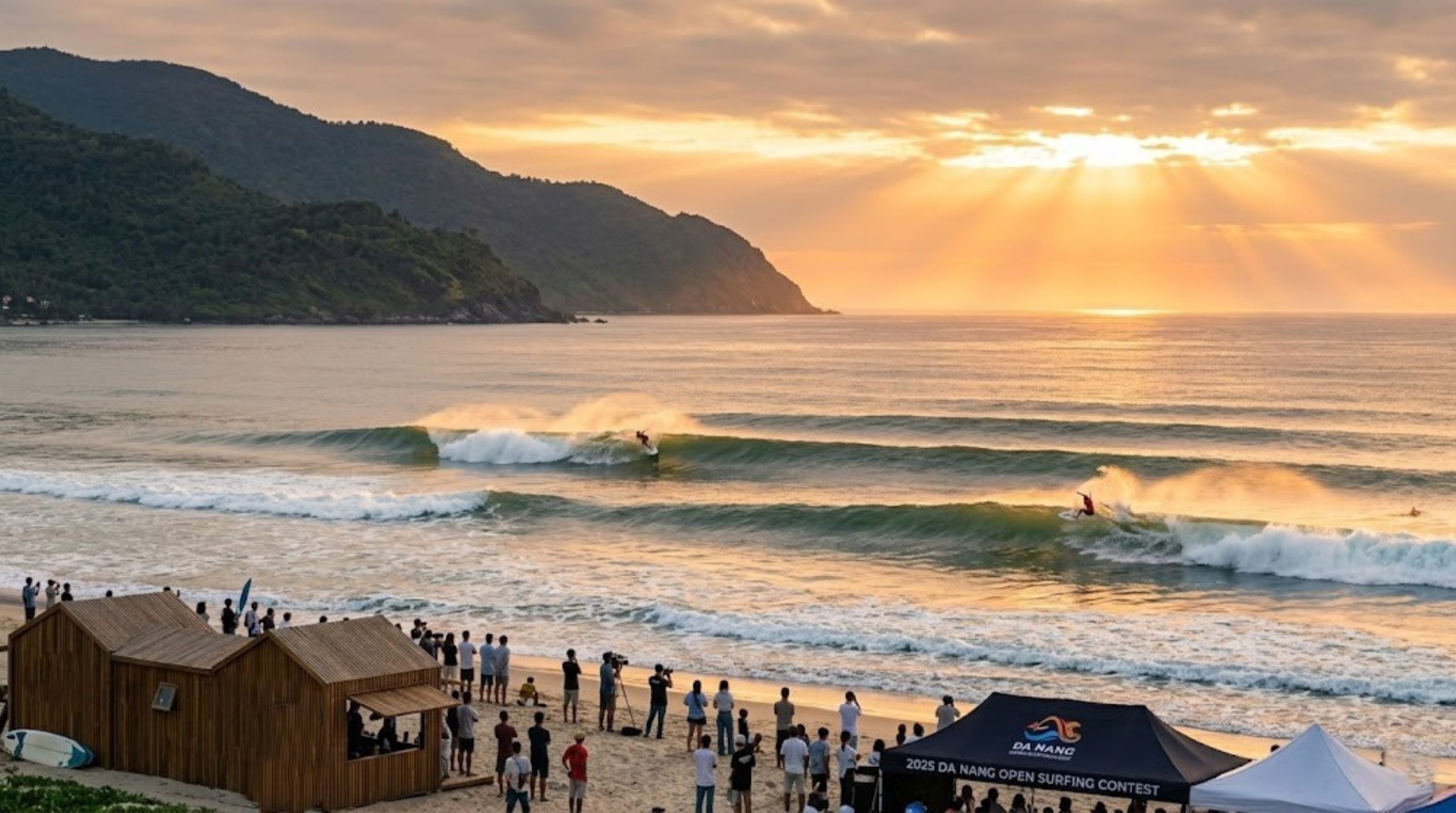 A cinematic wide-angle photograph of the Da Nang Open Surfing Contest 2025 at My Khe Beach during 'Dawn Patrol' (sunrise). Warm golden-orange sunlight bathes the ocean and perfectly shaped, glassy waves. Surfers perform high-performance maneuvers in the surf. On the left background, the Son Tra Peninsula is covered in green jungle. On the foreground beach, spectators gather near wooden surf school structures and a '2025 DA NANG OPEN SURFING CONTEST' canopy, highlighting a professional community atmosphere